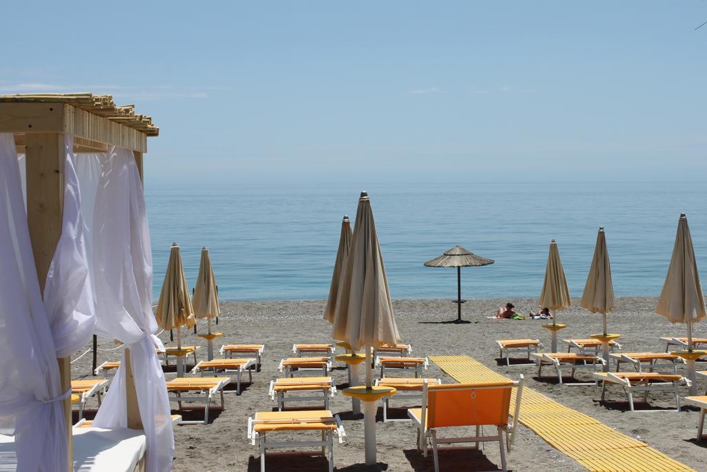 La Terrazza Sul Mare Lägenhet Letojanni Exteriör bild