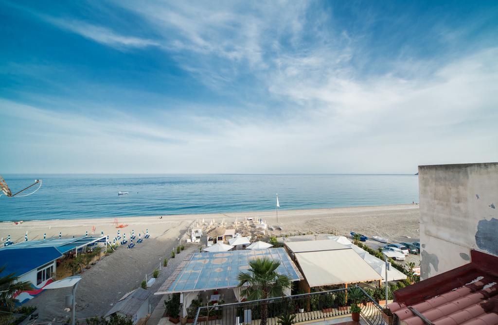La Terrazza Sul Mare Lägenhet Letojanni Exteriör bild